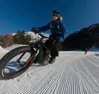 A man on an e-fatbike on snow