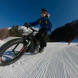 A man on an e-fatbike on snow