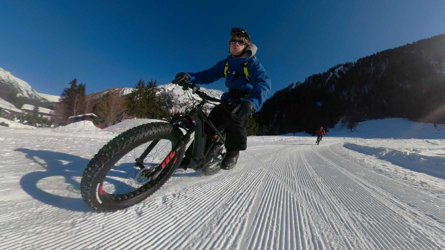 A man on an e-fatbike on snow